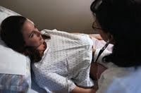 ginecologa che visita una donna