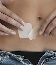 ragazza che posiziona il cerotto contraccetivo