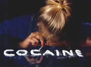 ragazza che sniffa cocaina