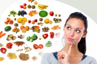 donna che guarda cibi per la dieta