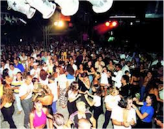 ragazzi in discoteca