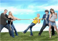 genitori che giocano con i figli