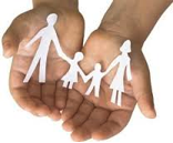 bambino che mostra figure ritagliate