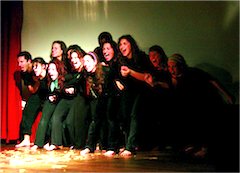 ragazzi che urlano sul 
palcoscenico