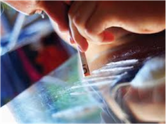 persona che sniffa droga