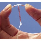 ragazza che tiene in mano la spirale