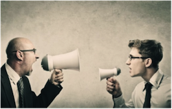 uomini che urlano al megafono