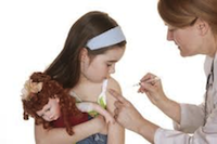 bimba che si vaccina